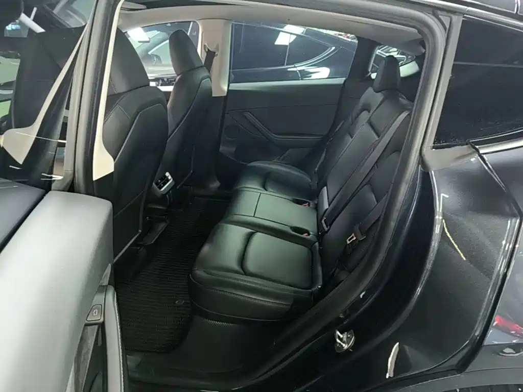 Tesla Model Y — миниатюра 17
