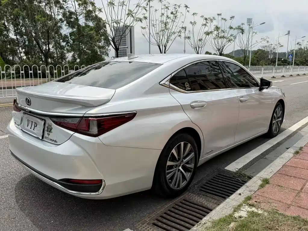 Lexus ES 2018 300h V