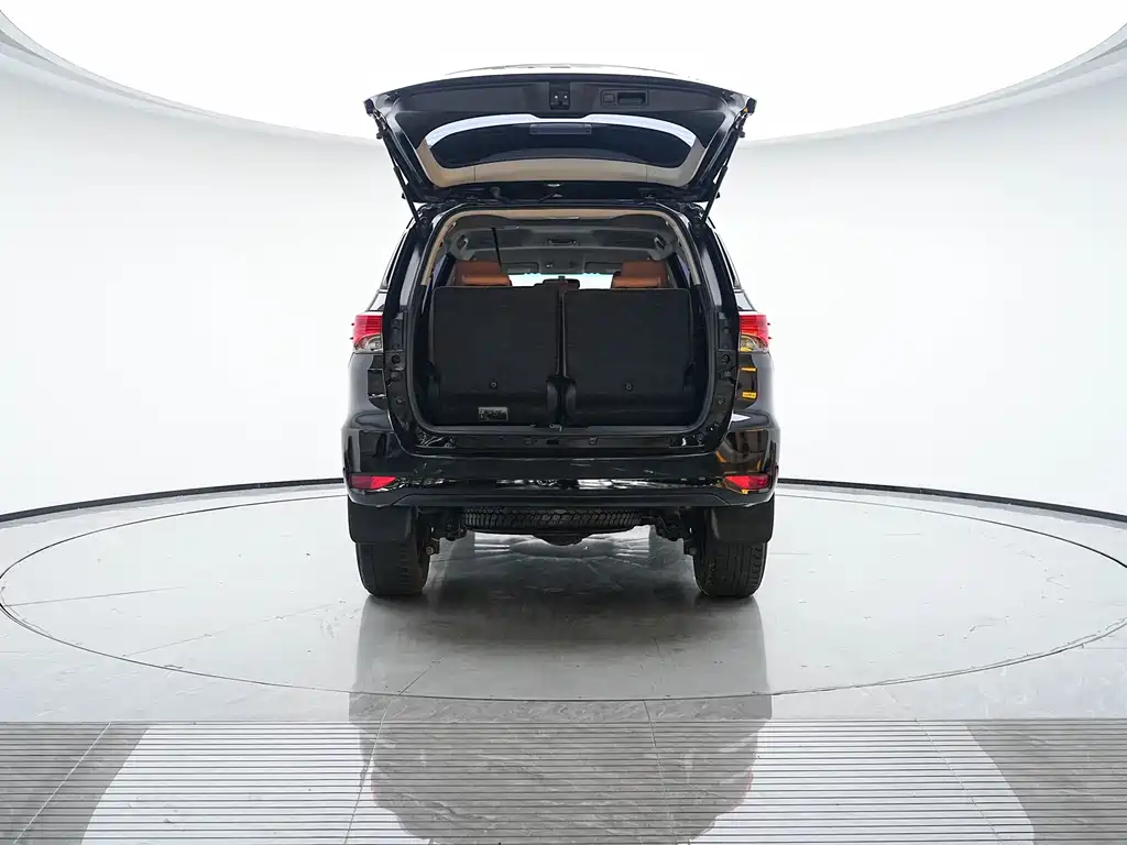 Toyota Fortuner — миниатюра 10