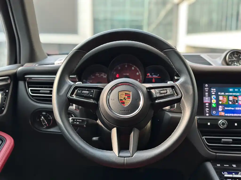 PORSCHE MACAN