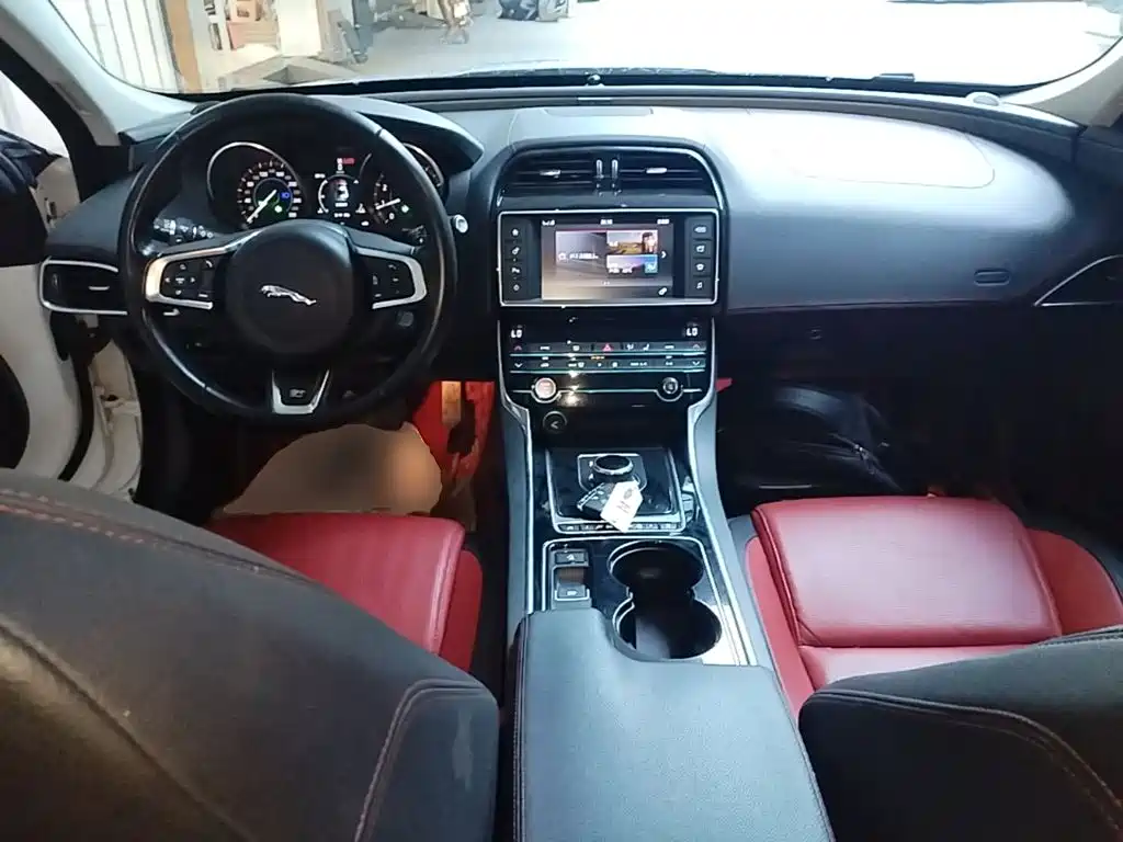 Jaguar XE — миниатюра 10