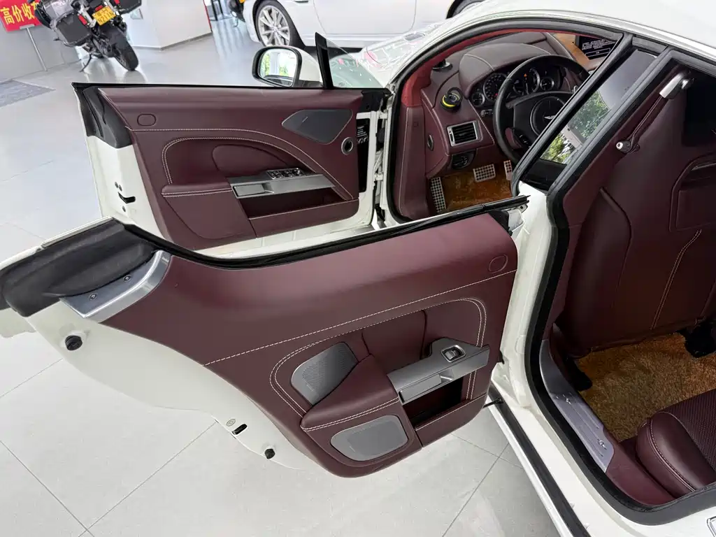 Aston Martin Rapide — миниатюра 12