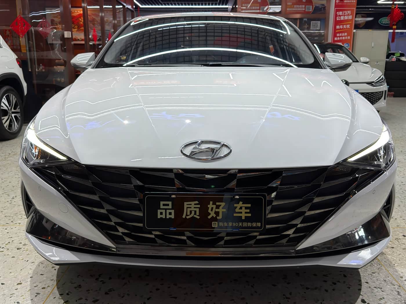 Hyundai Elantra 1.5 л 2023 г. Белый, пробег 23000 км