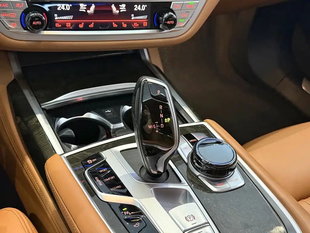 BMW 7 Series — миниатюра 9