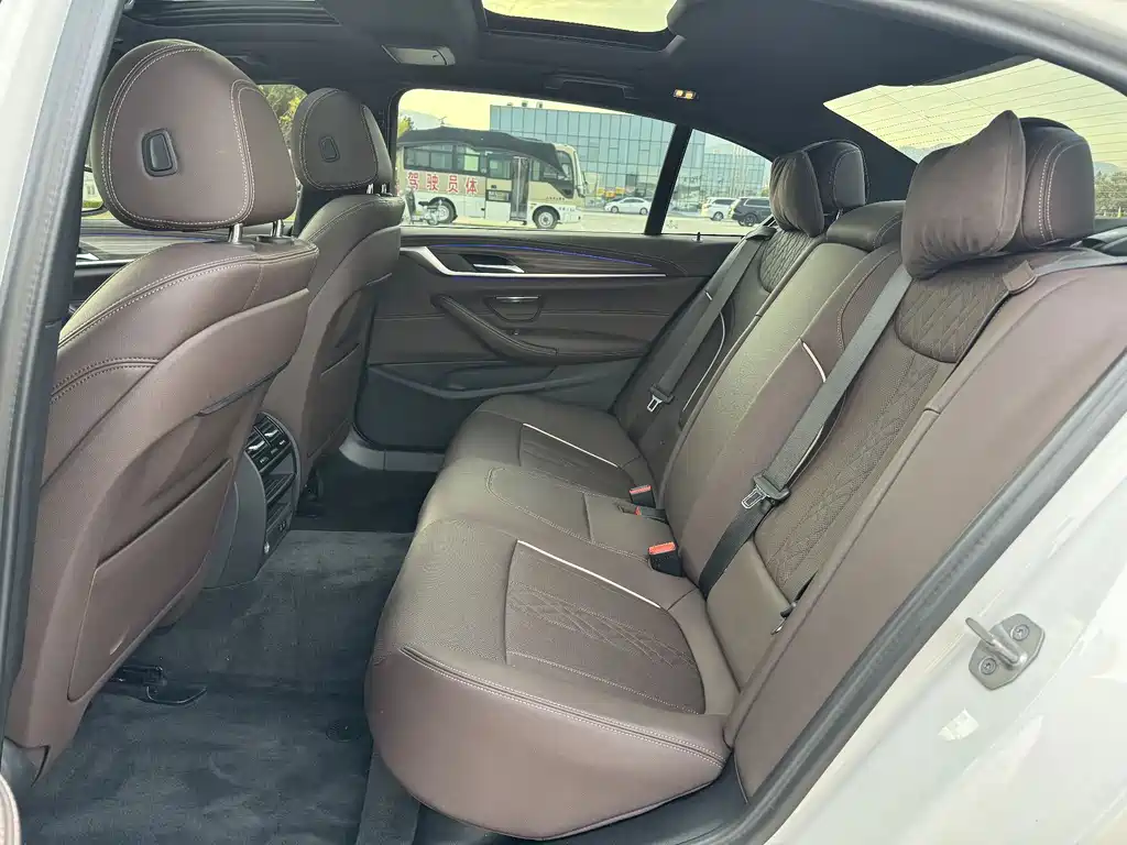 BMW 5 Series 2023 — фото 10