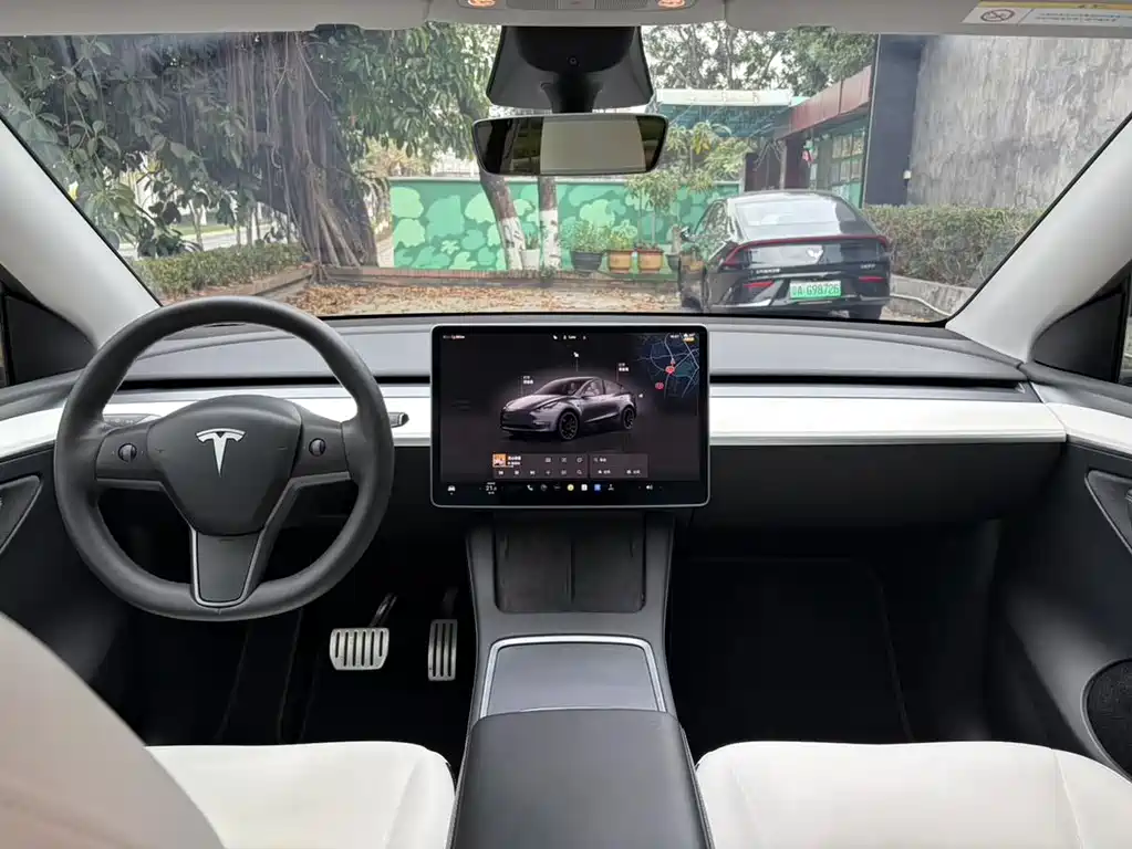 TESLA MODEL Y
