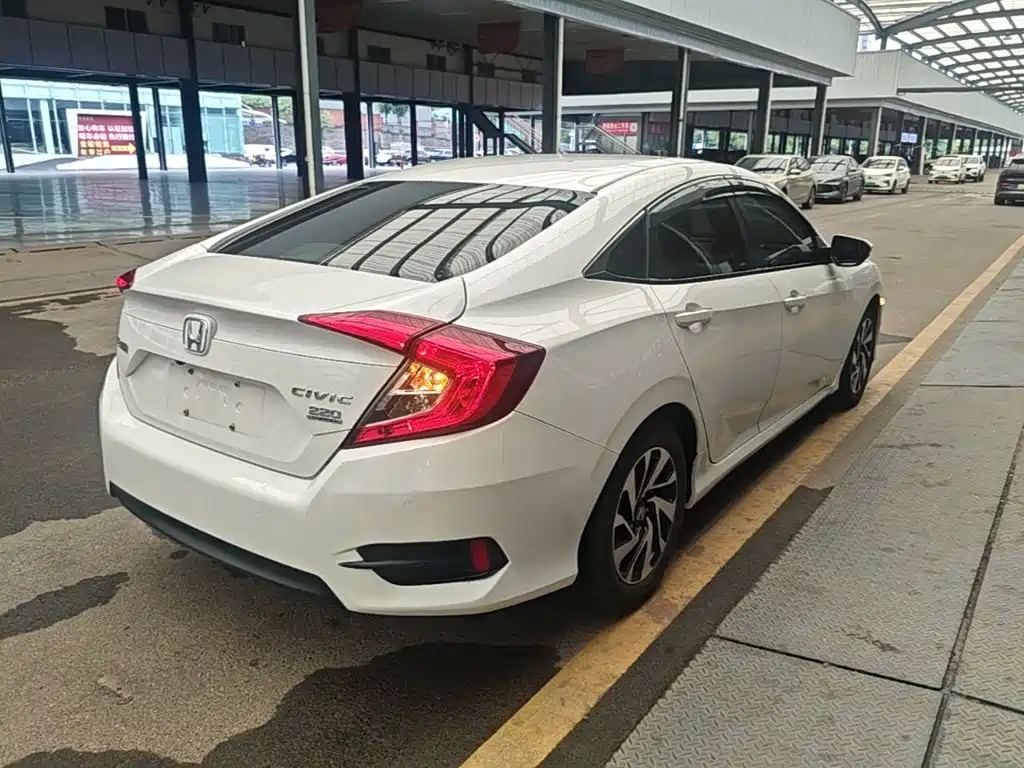 Honda Civic 2016 220TURBO CVT Luxury