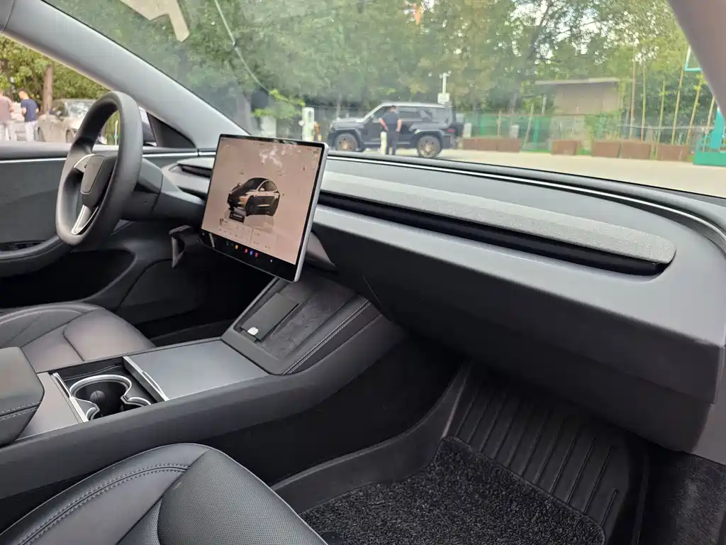 Tesla Model 3 — миниатюра 15