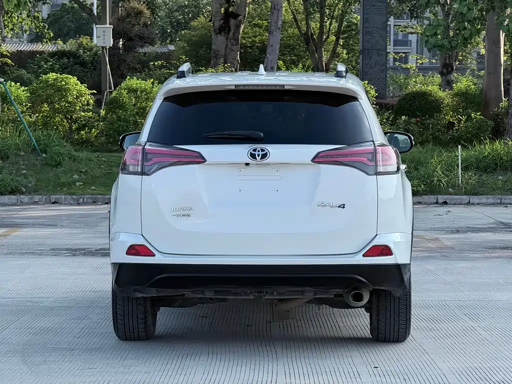 Toyota RAV4 — миниатюра 5