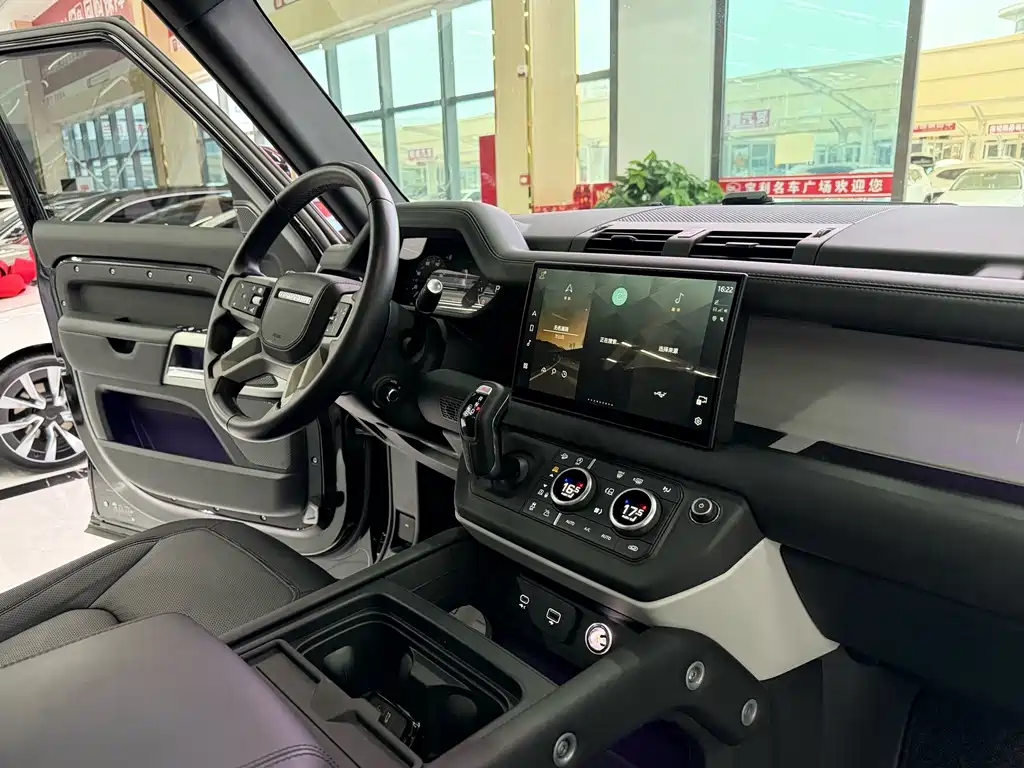 Land Rover Defender 2024 — фото 13