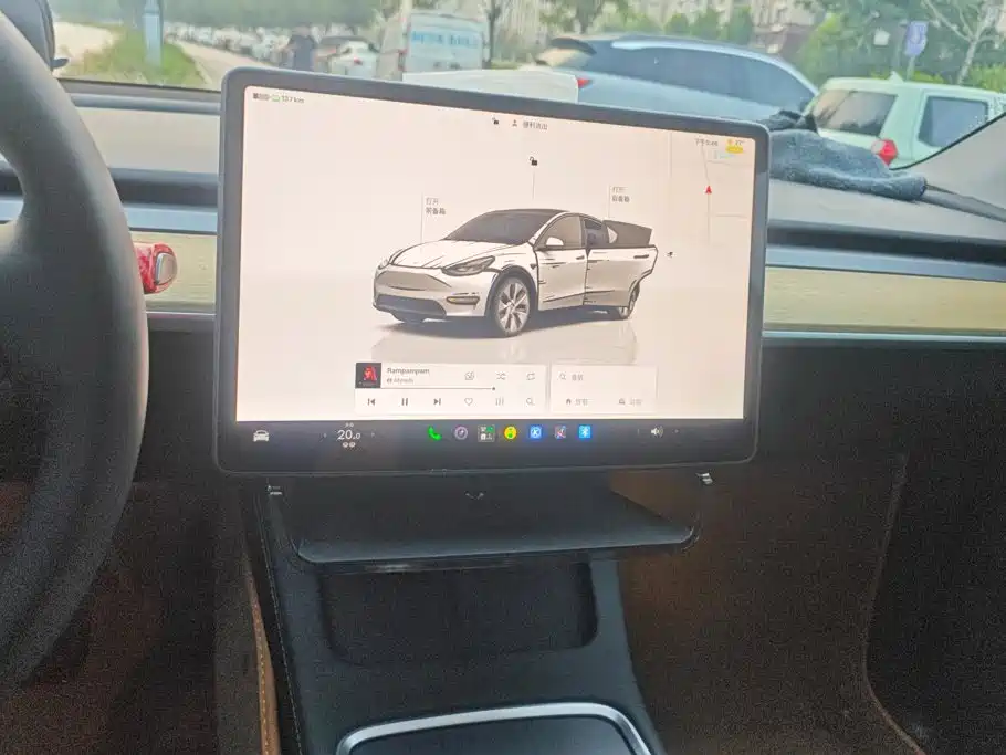 Tesla Model Y — миниатюра 13