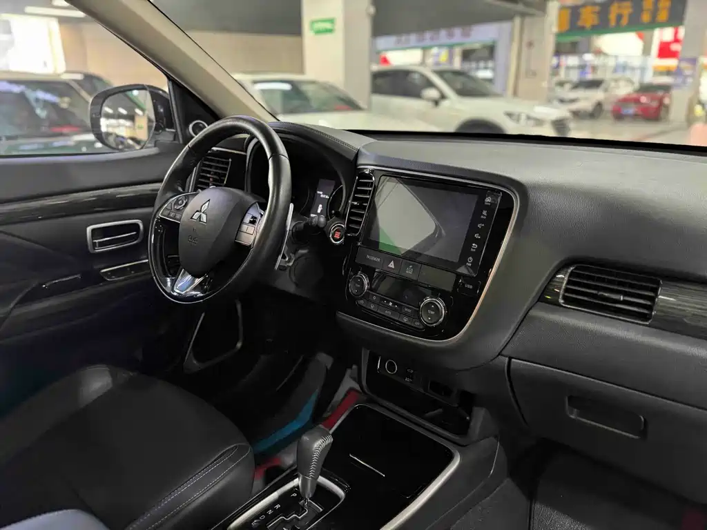 Mitsubishi Outlander — миниатюра 10