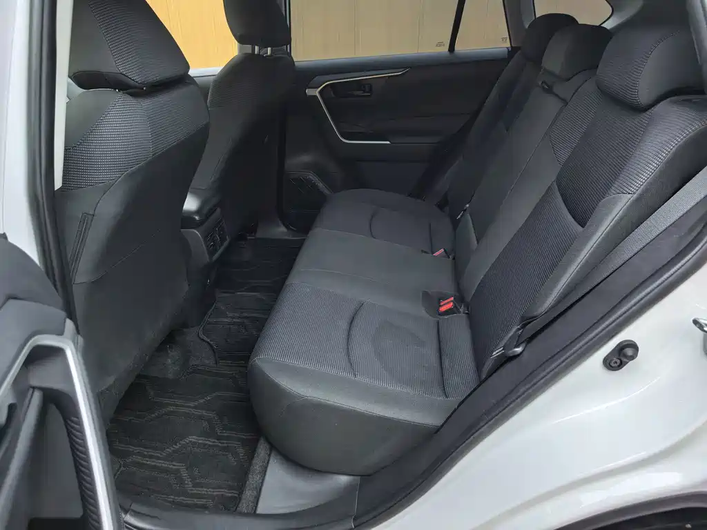 Toyota RAV4 — миниатюра 8