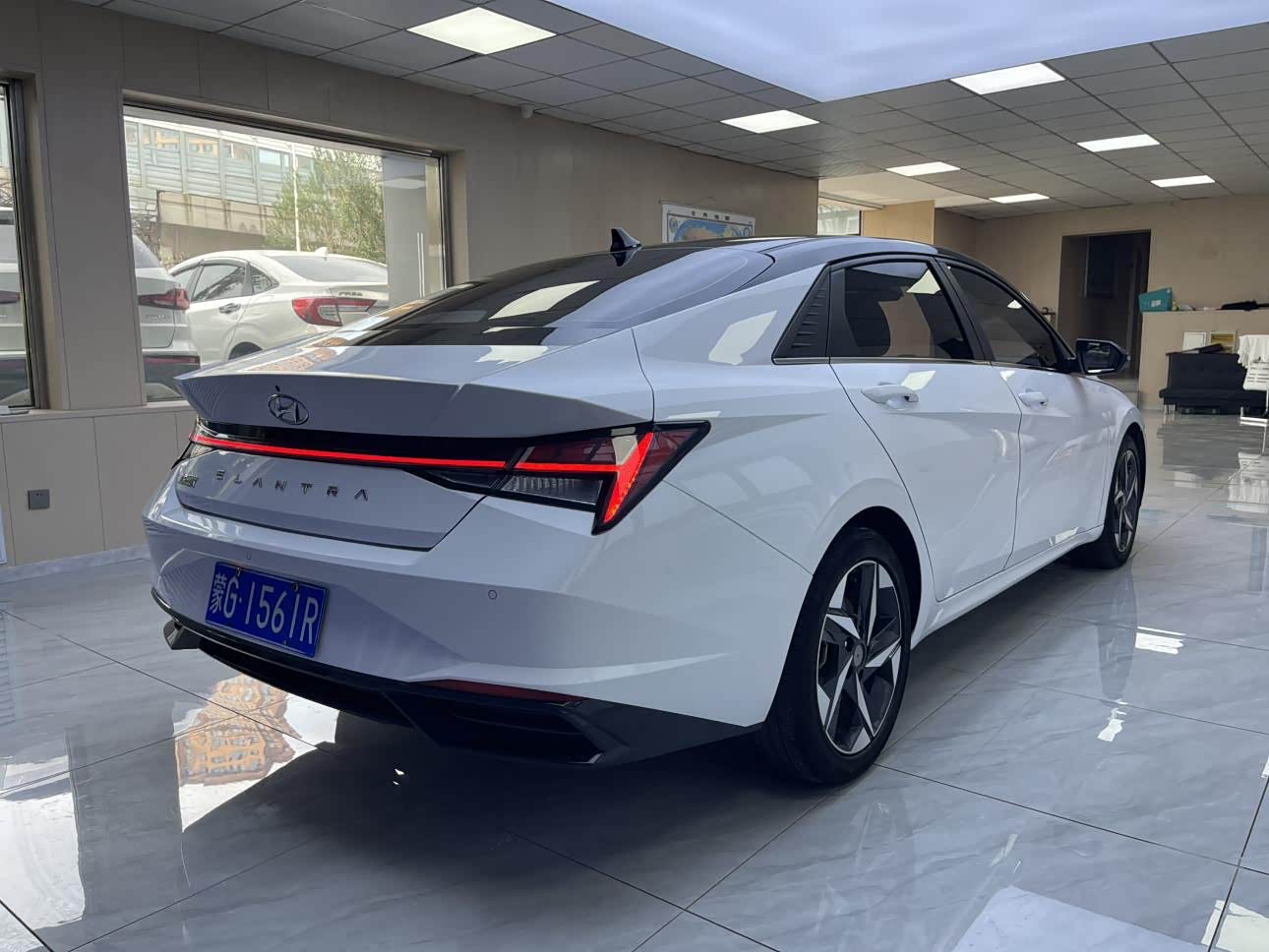 Hyundai Elantra 1.5 л 2023 г. Белый, пробег 45000 км