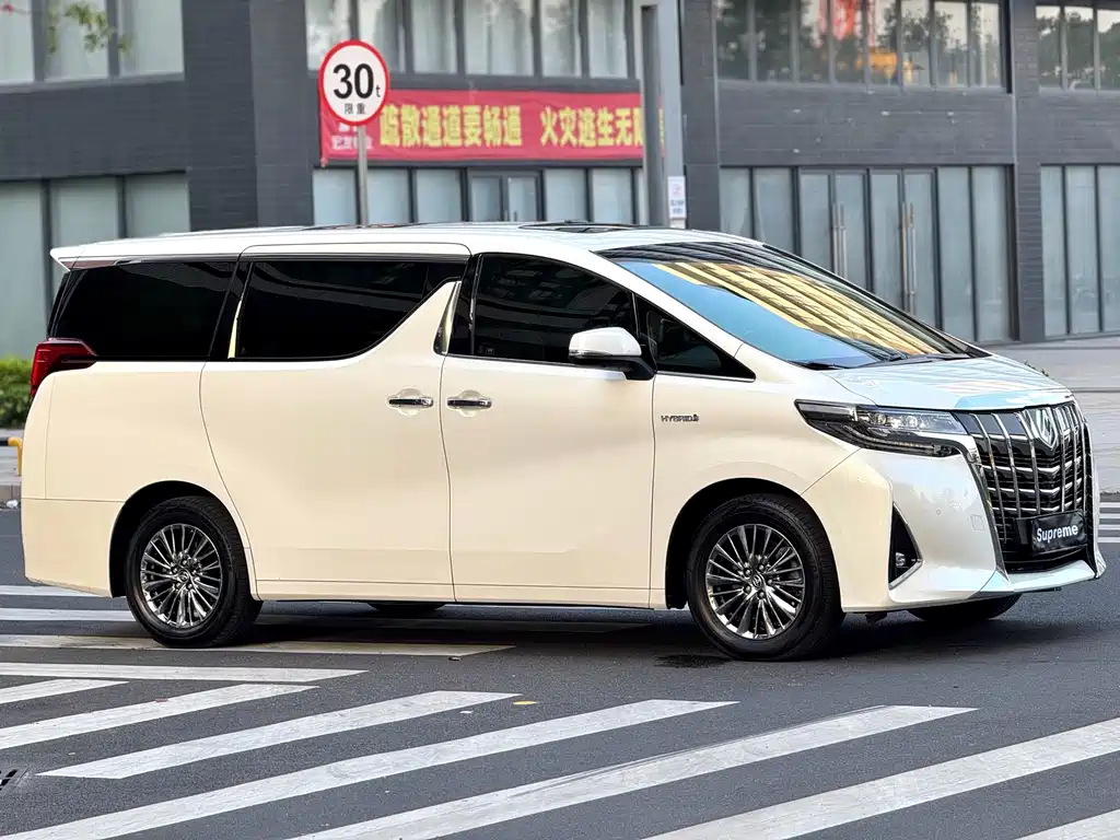 Toyota Alphard — миниатюра 3