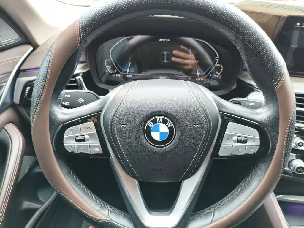 BMW 5 Series New Energy — миниатюра 10