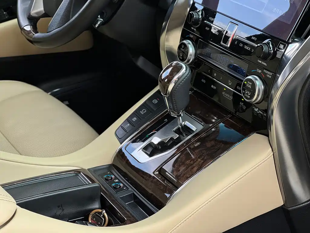 Toyota Alphard — миниатюра 13