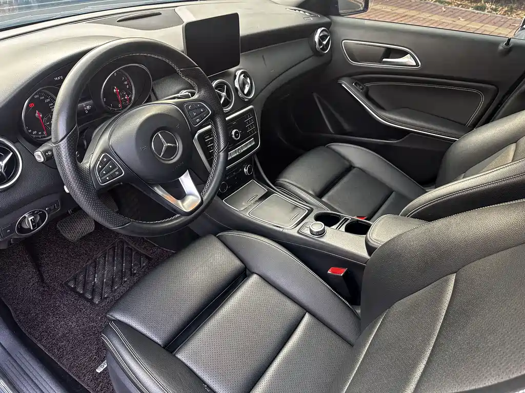 MERCEDES-BENZ GLA