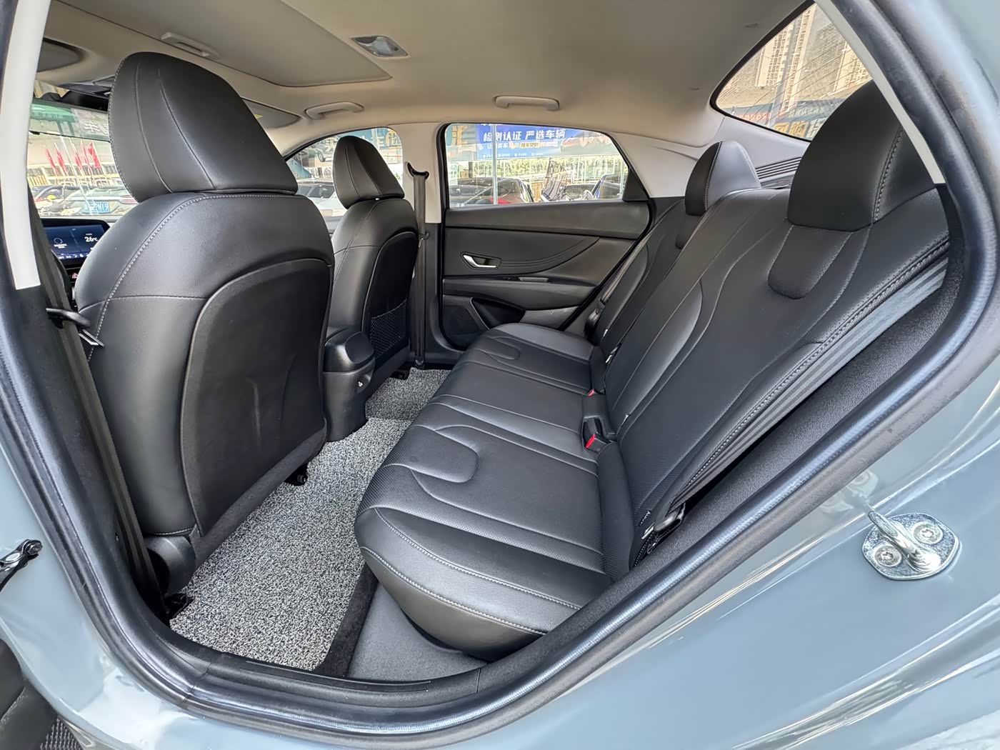 Hyundai Elantra 1.5 л 2021 г. Серебристо-серый, пробег 43000 км