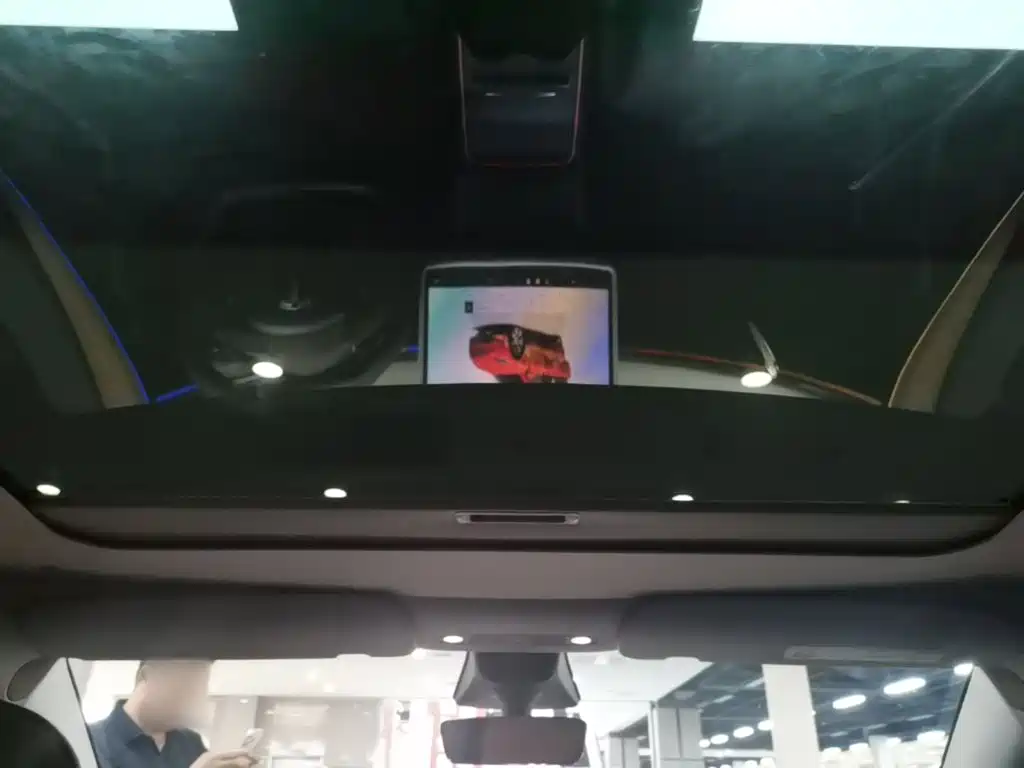 Tesla Model Y — миниатюра 18