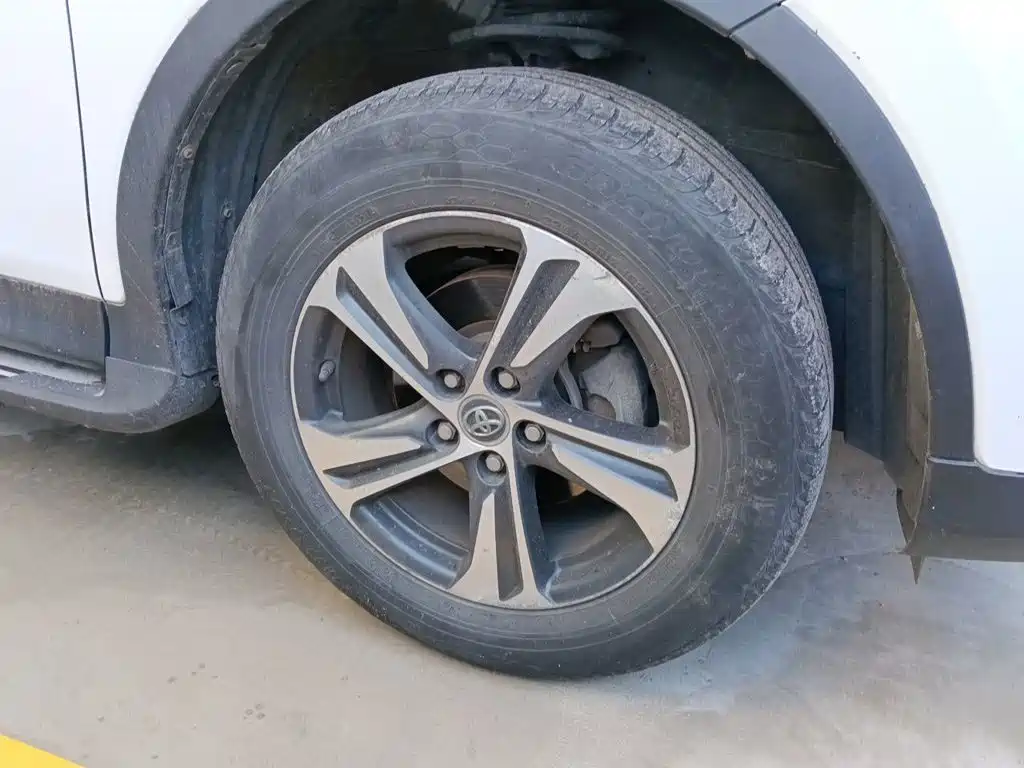 Toyota RAV4 — миниатюра 8