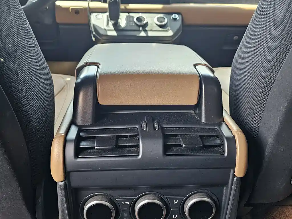 Land Rover Defender — миниатюра 10