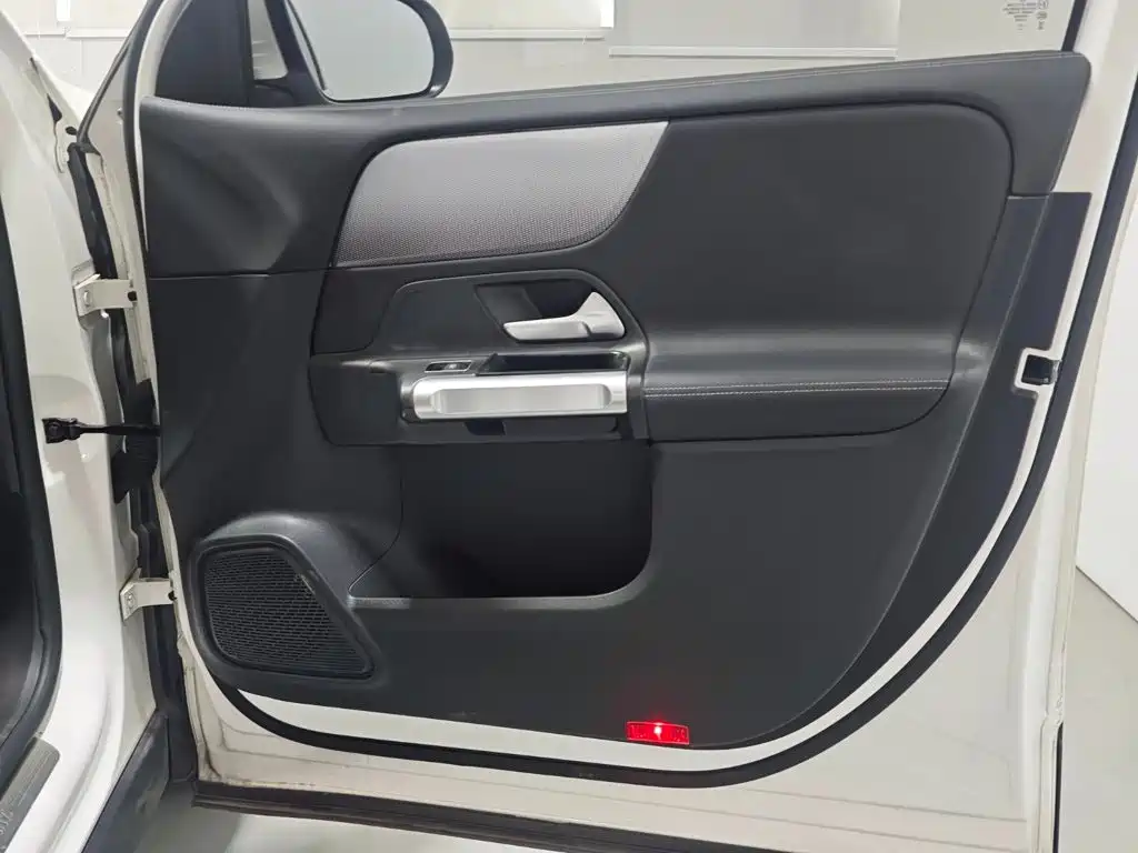 Mercedes-Benz GLB — миниатюра 17