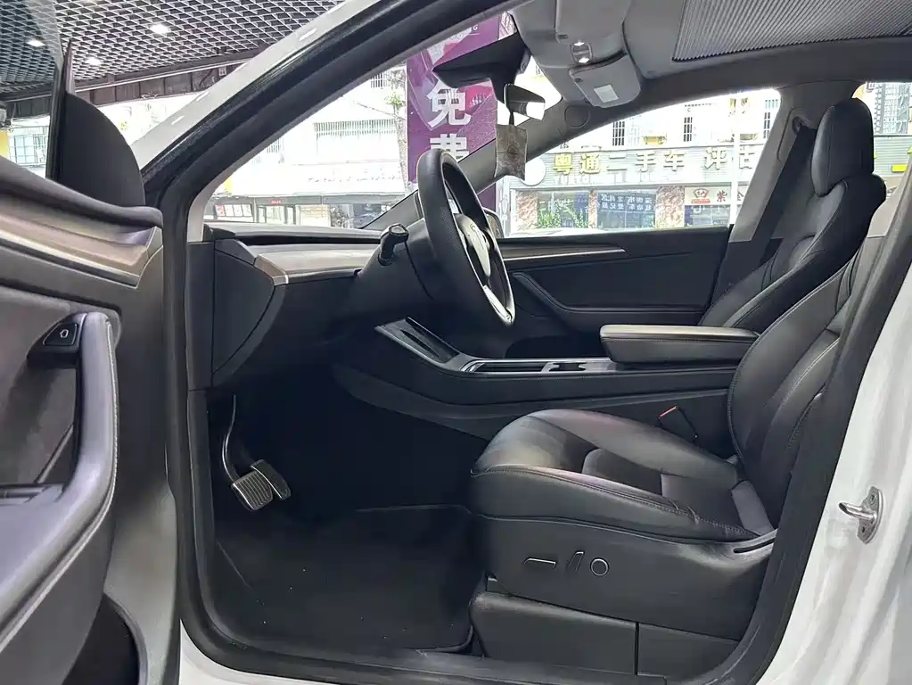 Tesla Model Y — миниатюра 4