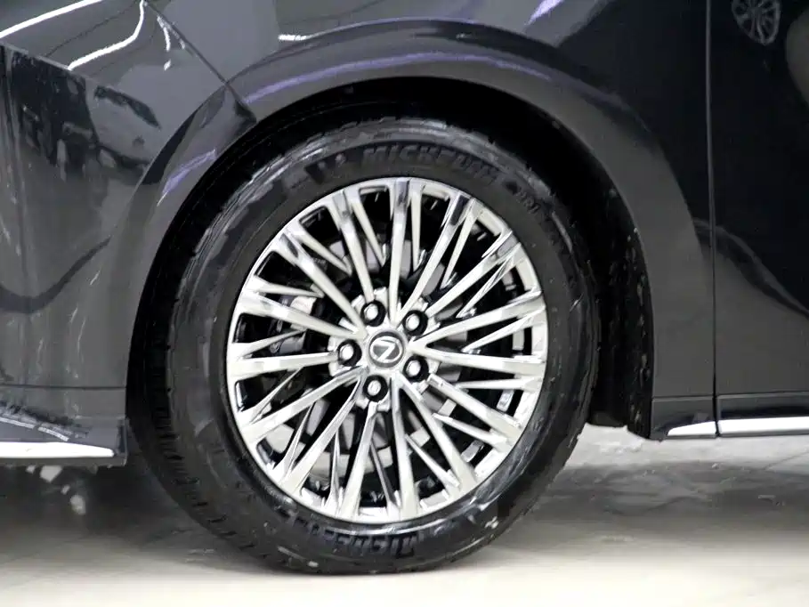 Lexus LM — миниатюра 38