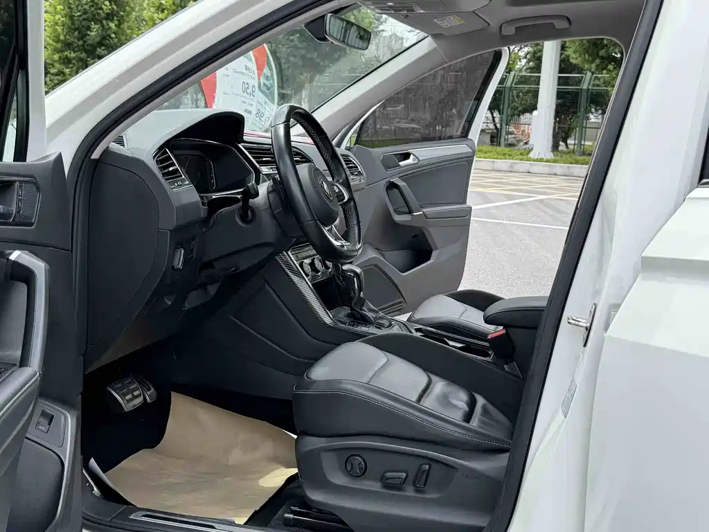 Volkswagen Tiguan L L 2021 330TSI AT R-Line
