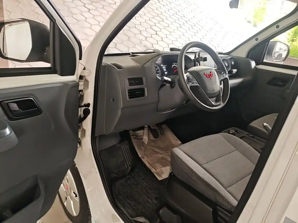 Wuling Yangguang — миниатюра 16