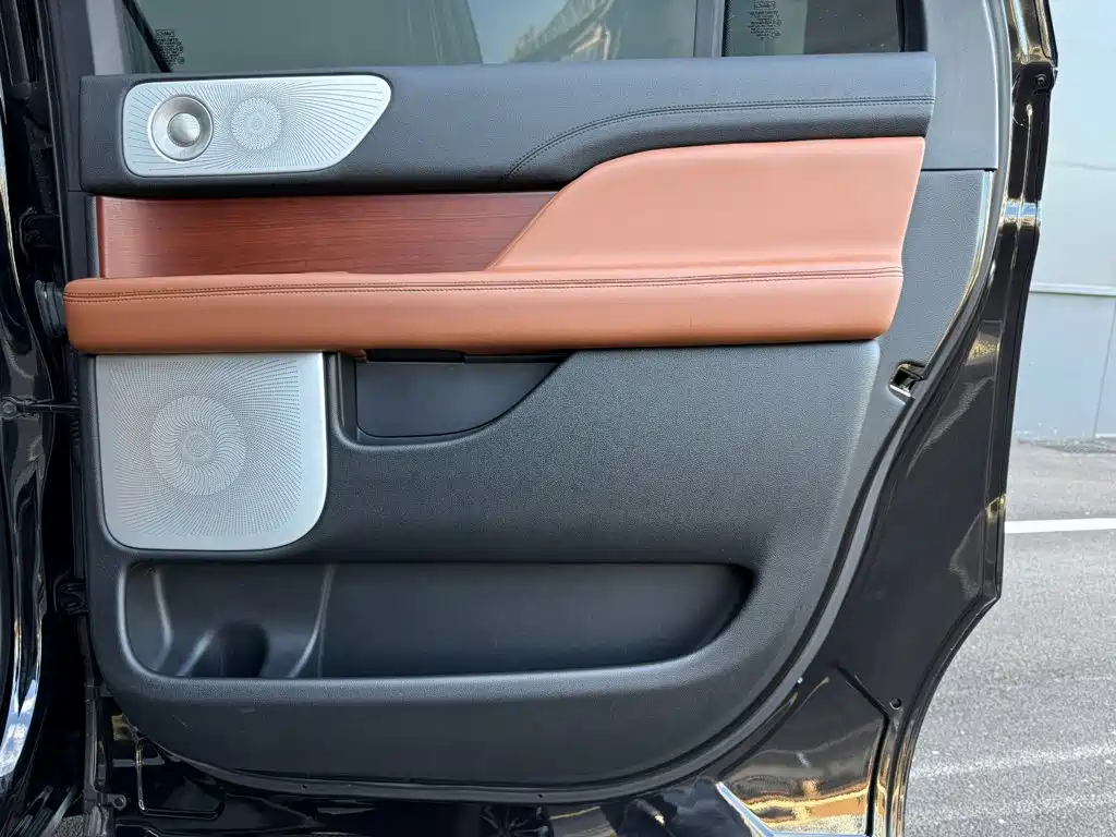 Lincoln Navigator — миниатюра 24