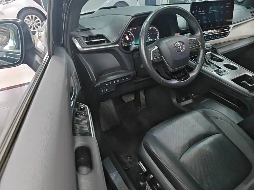 Toyota Granvia — миниатюра 16