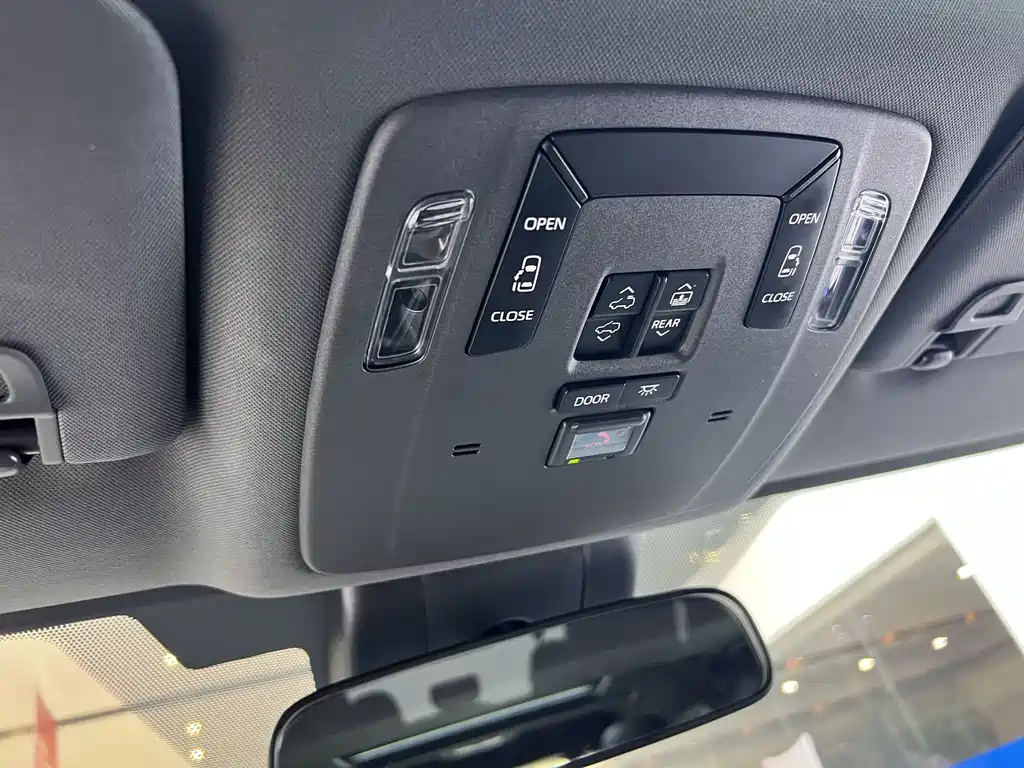 Toyota Granvia — миниатюра 17