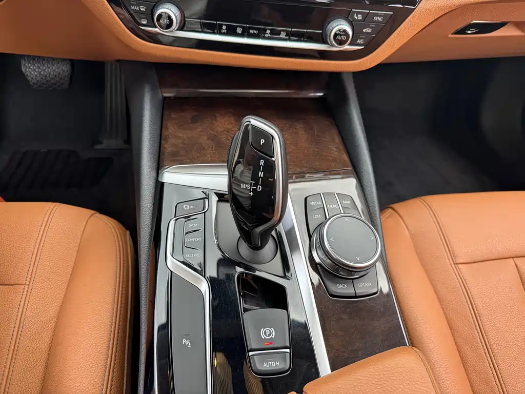 BMW 5 Series — миниатюра 13