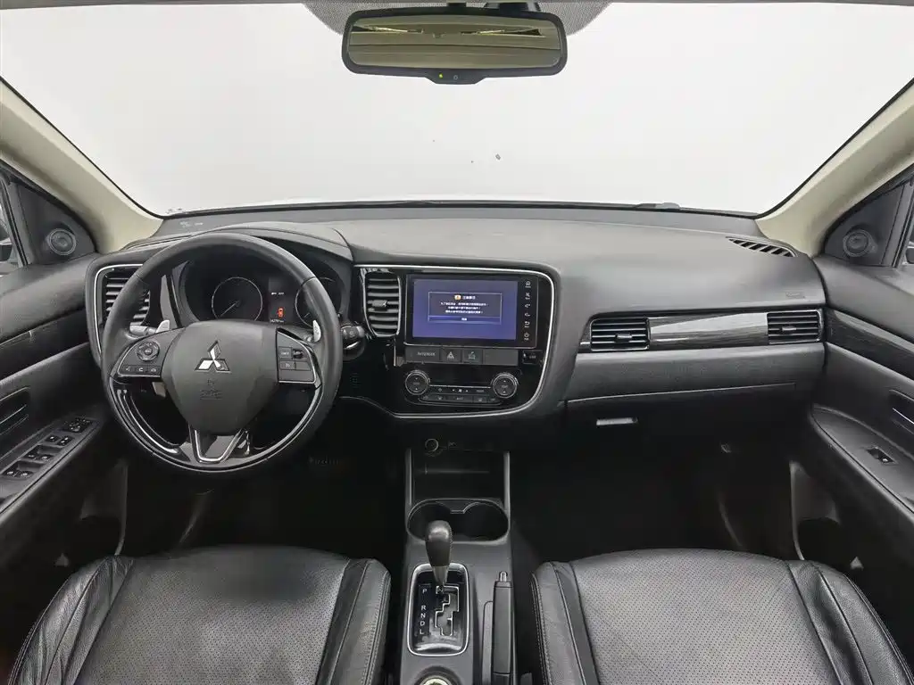 Mitsubishi Outlander 2016 2.4L Elite 5 мест