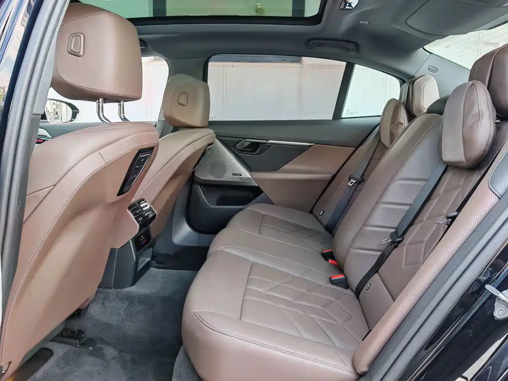 BMW 5 Series — миниатюра 22