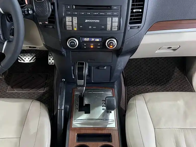 Mitsubishi Pajero (Import) — миниатюра 10