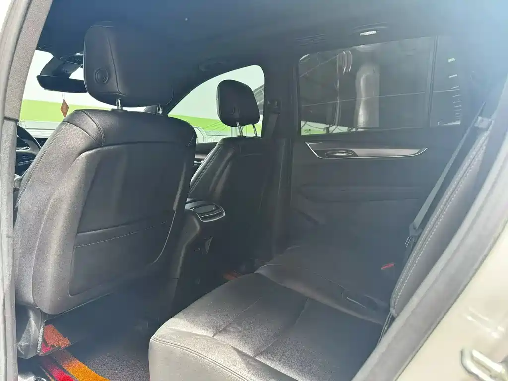 Cadillac XT6 2020 28T мест