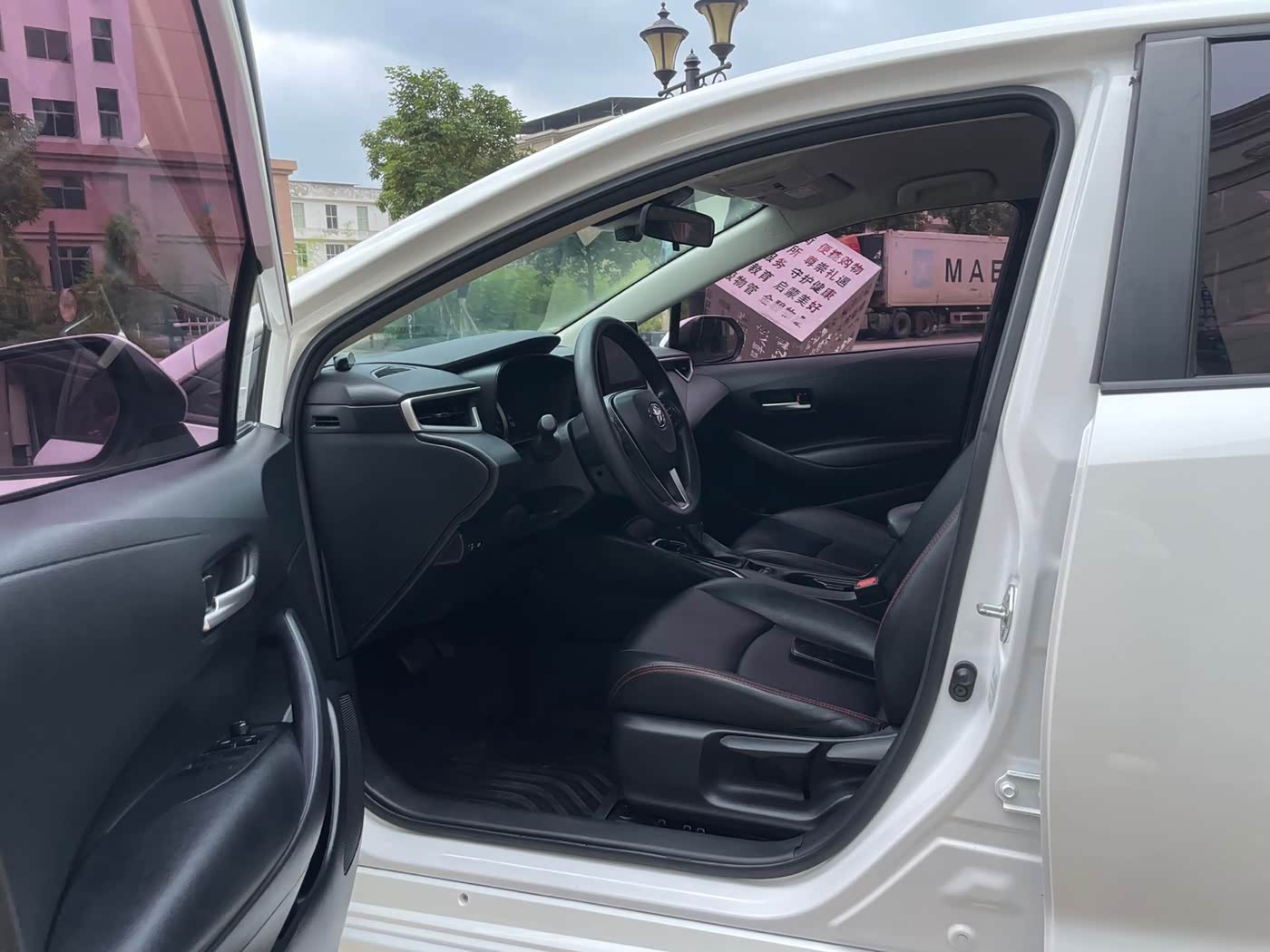 Toyota Corolla 1.2 л 2022 г. Белый, пробег 50000 км