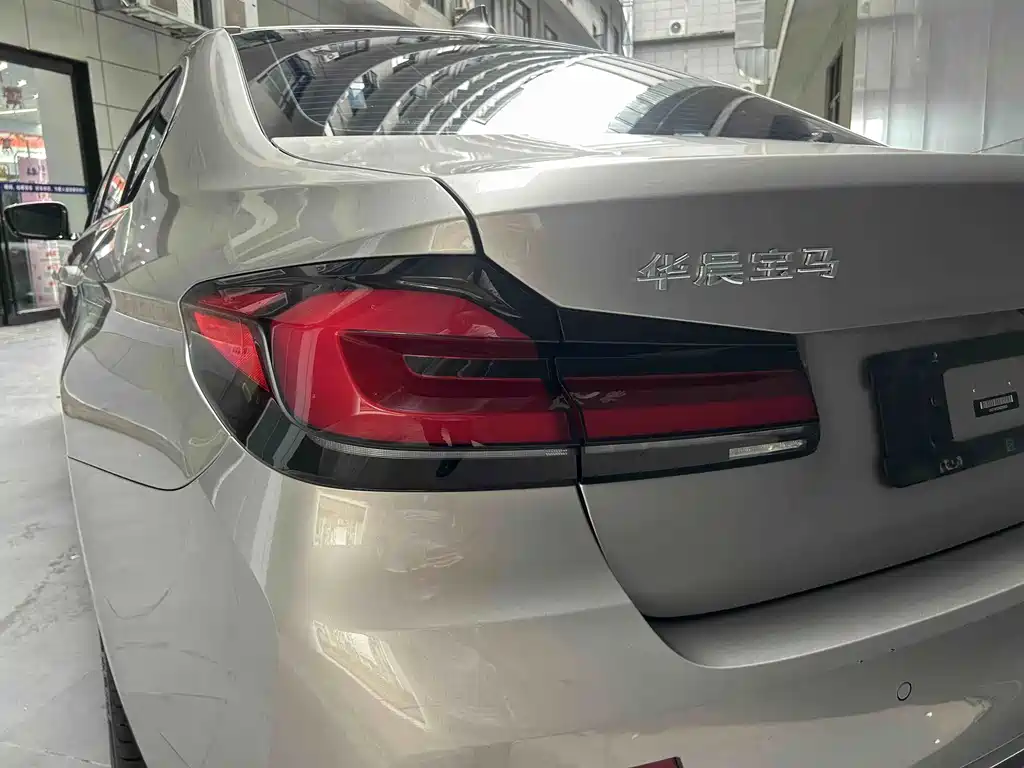 BMW 5 Series — миниатюра 4