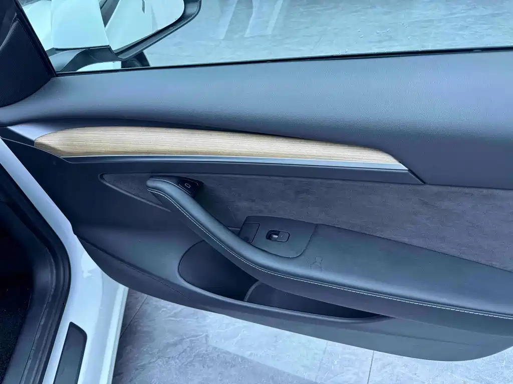 Tesla Model 3 — миниатюра 10