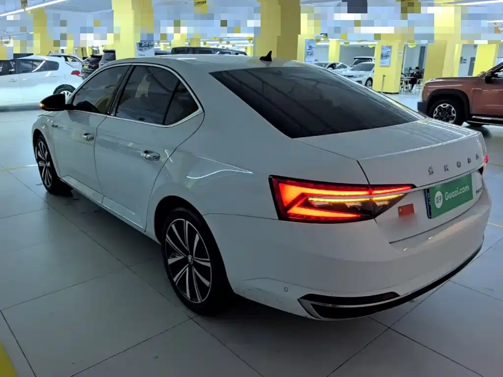 Skoda Superb — миниатюра 5