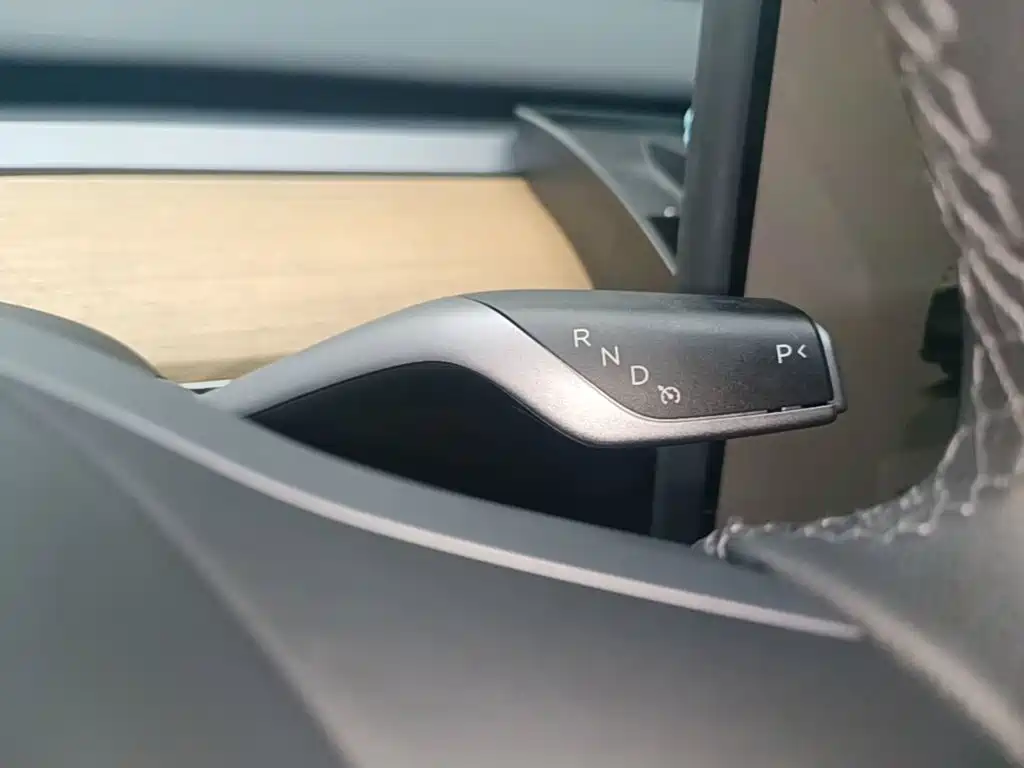 Tesla Model Y — миниатюра 14