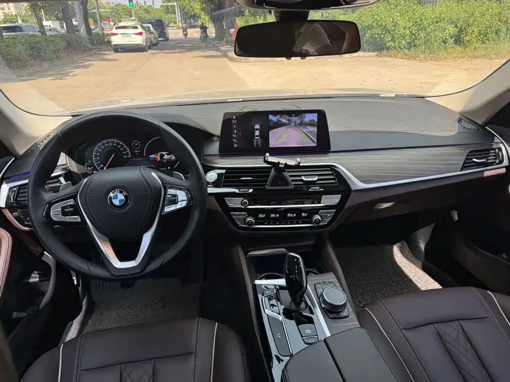 BMW 5 Series — миниатюра 9