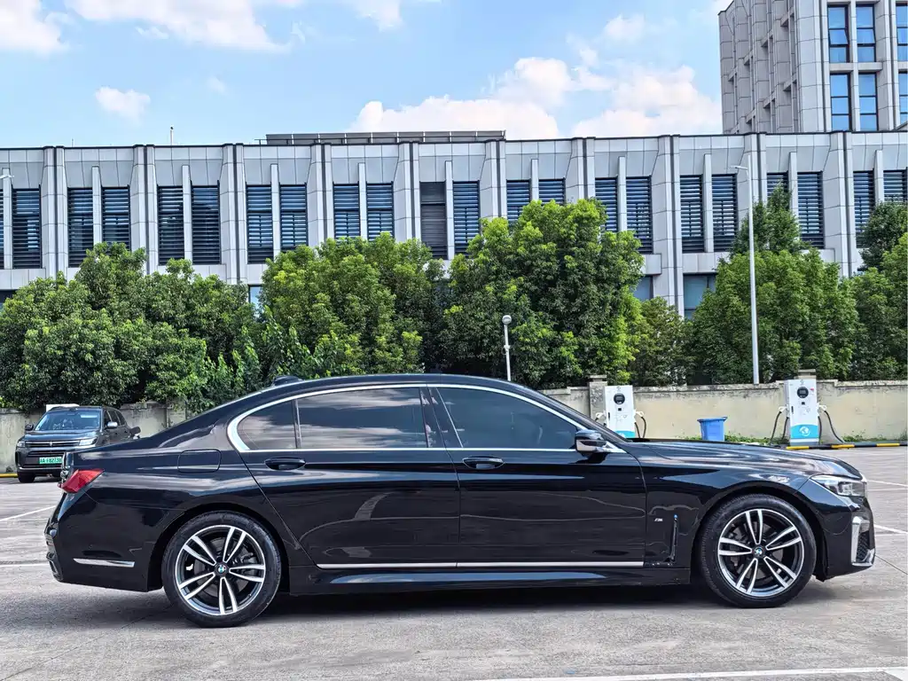 BMW 7 Series — миниатюра 3