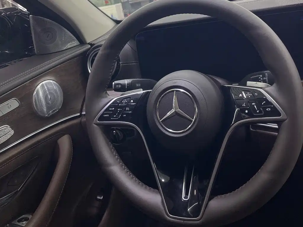 Mercedes-Benz E-Class — миниатюра 14