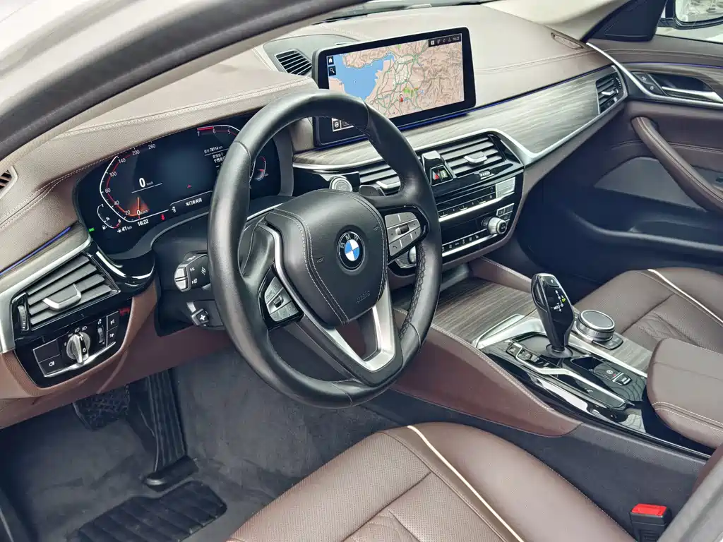 BMW 5 Series — миниатюра 13