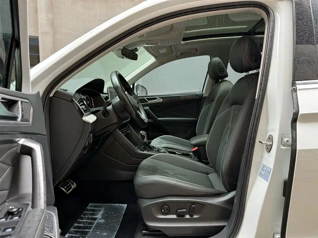 Volkswagen Tiguan L L 2023 380TSI AT R-Line 7 мест