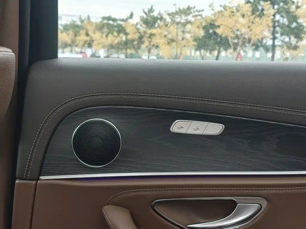 Mercedes-Benz E-Class — миниатюра 11